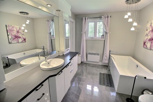 Salle de bains - 562 Route 111, Saint-Marc-De-Figuery, QC - Indoor Photo Showing Bathroom