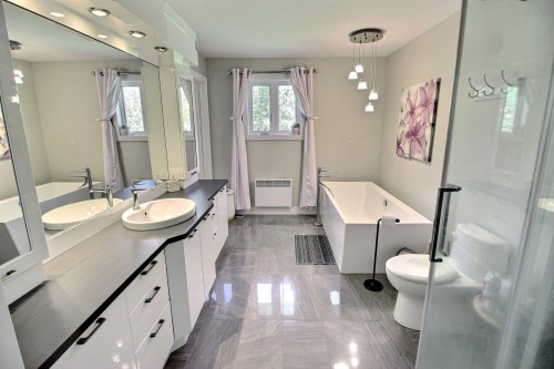 Salle de bains - 562 Route 111, Saint-Marc-De-Figuery, QC - Indoor Photo Showing Bathroom