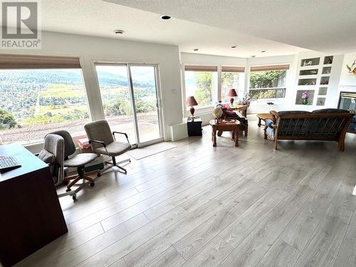 8827 Michael Drive, Coldstream, BC - Indoor Photo Showing Living Room