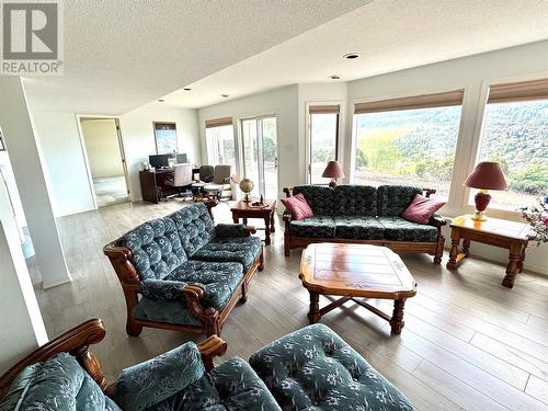 8827 Michael Drive, Coldstream, BC - Indoor Photo Showing Living Room