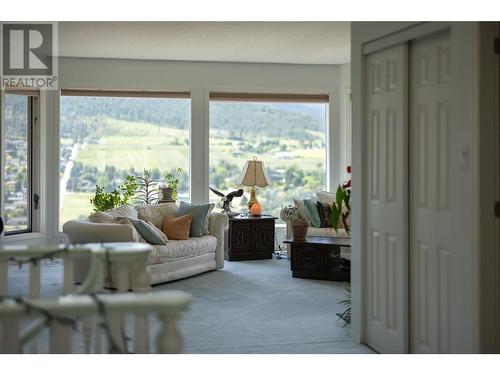 8827 Michael Drive, Coldstream, BC - Indoor Photo Showing Living Room