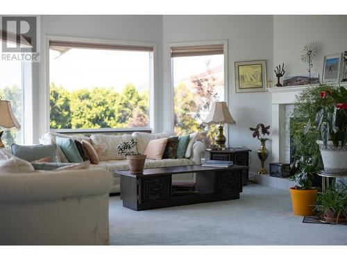 8827 Michael Drive, Coldstream, BC - Indoor Photo Showing Living Room