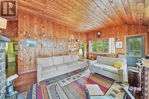 53 Birdwood Lane, Mcdougall, ON - Indoor Photo Showing Living Room