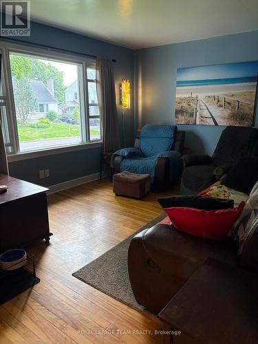 1123 Secord Avenue, Ottawa, ON - Indoor Photo Showing Living Room