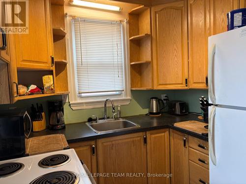 1123 Secord Avenue, Ottawa, ON - Indoor Photo Showing Kitchen