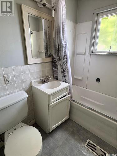 925 Isabelle Street, Estevan, SK - Indoor Photo Showing Bathroom