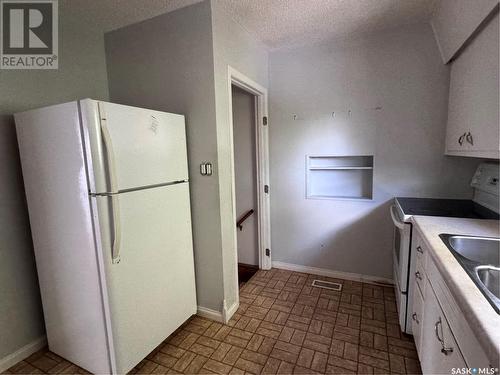 925 Isabelle Street, Estevan, SK - Indoor Photo Showing Kitchen With Double Sink