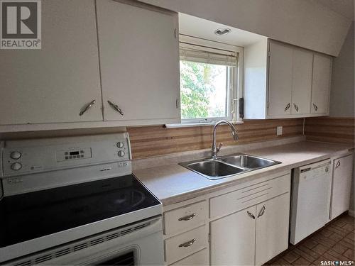 925 Isabelle Street, Estevan, SK - Indoor Photo Showing Kitchen With Double Sink
