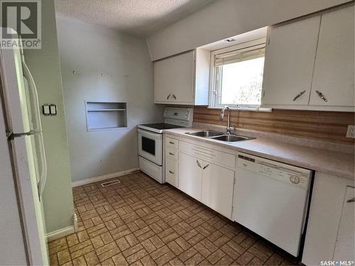 925 Isabelle Street, Estevan, SK - Indoor Photo Showing Kitchen With Double Sink