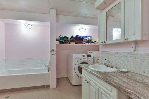 Bathroom - 14 Rue Duperré, Brownsburg-Chatham, QC - Indoor Photo Showing Laundry Room