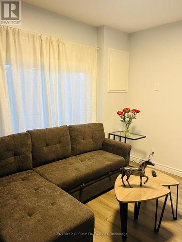 912 Beechwood Avenue, Mississauga, ON - Indoor Photo Showing Living Room