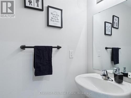 Powder room - 245 Wild Rose Drive, Gravenhurst (Muskoka (S)), ON - Indoor Photo Showing Bathroom