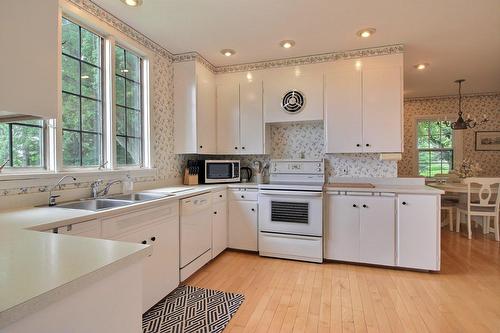 Cuisine - 821 Route 208 O., Hatley - Municipalité, QC - Indoor Photo Showing Kitchen With Double Sink