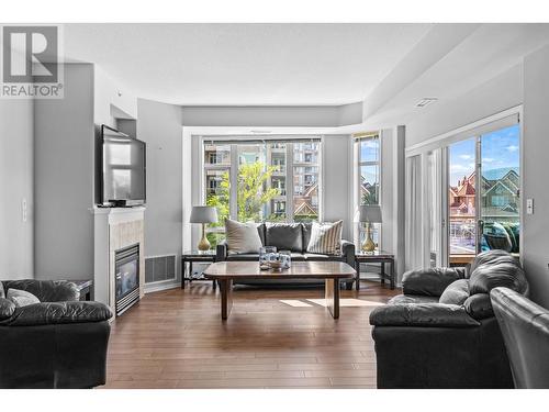 1128 Sunset Drive Unit# 401, Kelowna, BC - Indoor Photo Showing Living Room