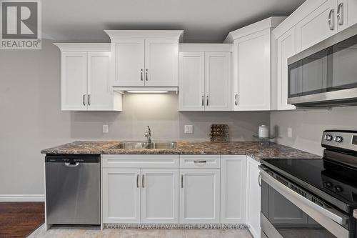 40 Devon Drive, South Huron (Exeter), ON - Indoor Photo Showing Kitchen With Double Sink With Upgraded Kitchen