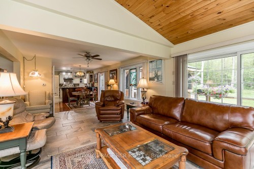 14808 Hwy 12 N/A, Tay, ON - Indoor Photo Showing Living Room