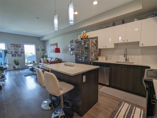 414-767 Tyee Rd, Victoria, BC - Indoor Photo Showing Kitchen