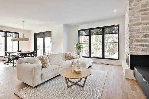 Salon - 244 8E Avenue, Richelieu, QC - Indoor Photo Showing Living Room