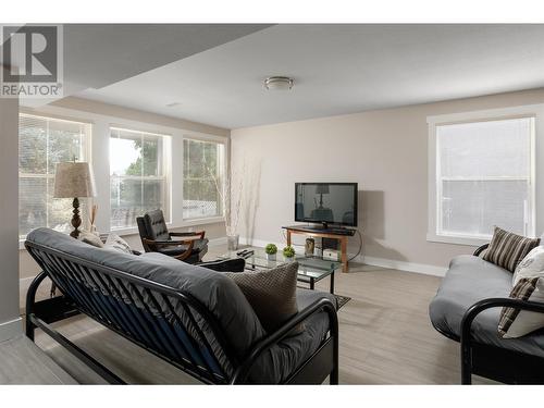 1043 Caledonia Way, West Kelowna, BC - Indoor Photo Showing Living Room