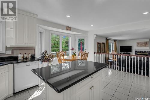 922 Braeside Place, Saskatoon, SK - Indoor Photo Showing Kitchen