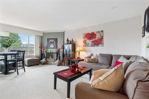 700 Poplar St, Nanaimo, BC - Indoor Photo Showing Living Room