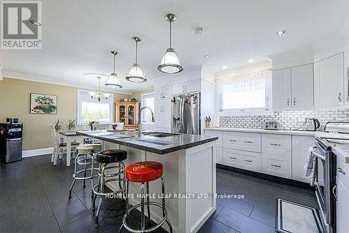 3252 15Th Side Road, New Tecumseth, ON - Indoor Photo Showing Kitchen With Upgraded Kitchen