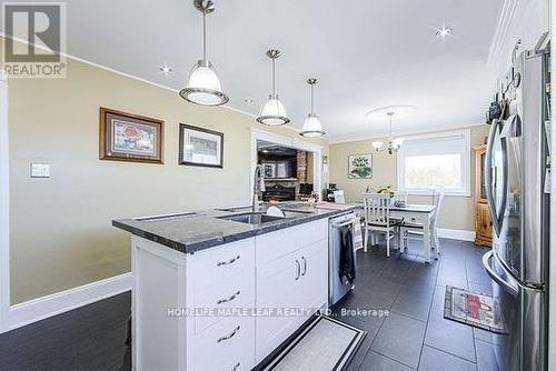 3252 15Th Side Road, New Tecumseth, ON - Indoor Photo Showing Kitchen With Upgraded Kitchen