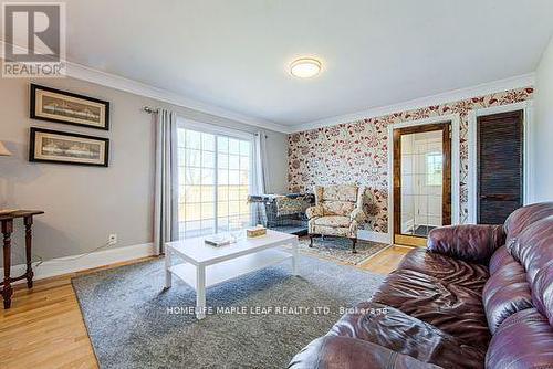 3252 15Th Side Road, New Tecumseth, ON - Indoor Photo Showing Living Room