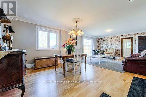 3252 15Th Side Road, New Tecumseth, ON - Indoor Photo Showing Living Room