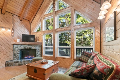 277 Boardwalk Blvd, Ucluelet, BC - Indoor Photo Showing Living Room With Fireplace