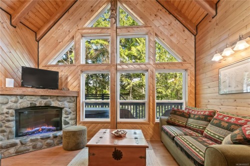 277 Boardwalk Blvd, Ucluelet, BC - Indoor Photo Showing Living Room With Fireplace