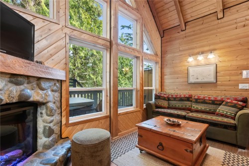 277 Boardwalk Blvd, Ucluelet, BC - Indoor Photo Showing Living Room With Fireplace