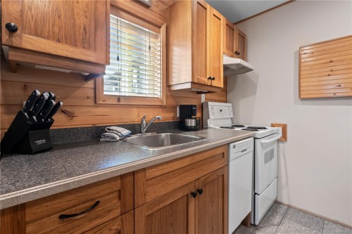 277 Boardwalk Blvd, Ucluelet, BC - Indoor Photo Showing Kitchen
