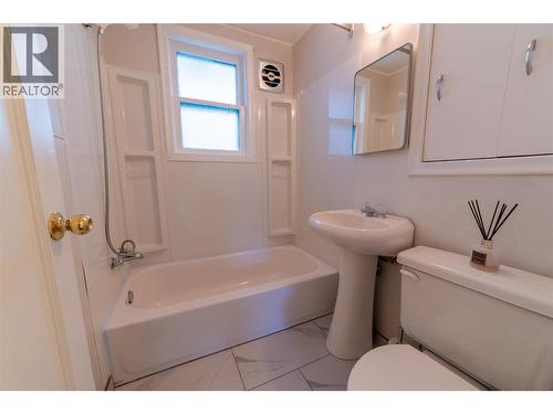 319 High Street, Nelson, BC - Indoor Photo Showing Bathroom