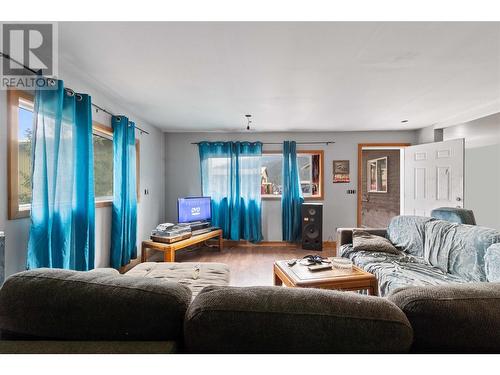 3354 Oxbow Frontage Road, Malakwa, BC - Indoor Photo Showing Living Room