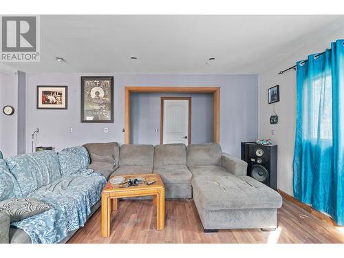 3354 Oxbow Frontage Road, Malakwa, BC - Indoor Photo Showing Living Room