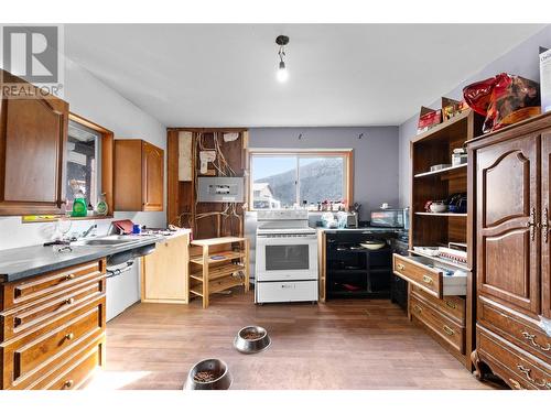 3354 Oxbow Frontage Road, Malakwa, BC - Indoor Photo Showing Kitchen