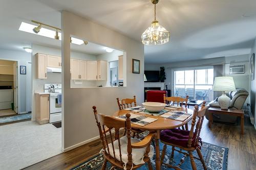 306-3850 Brown Road, West Kelowna, BC - Indoor Photo Showing Dining Room