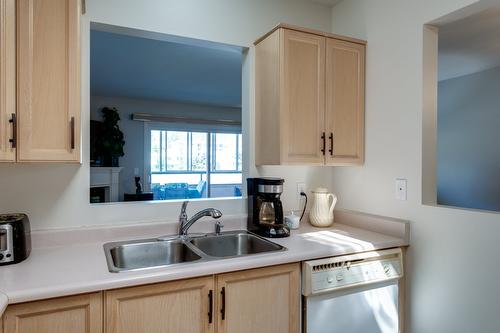 306-3850 Brown Road, West Kelowna, BC - Indoor Photo Showing Kitchen With Double Sink