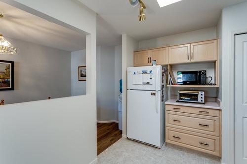 306-3850 Brown Road, West Kelowna, BC - Indoor Photo Showing Kitchen