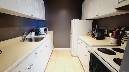401-175 Centennial Dr, Courtenay, BC - Indoor Photo Showing Kitchen
