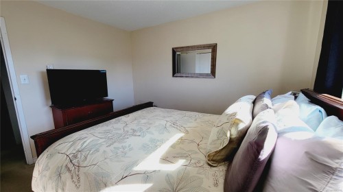 401-175 Centennial Dr, Courtenay, BC - Indoor Photo Showing Bedroom