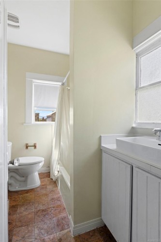 16 Howe St, Victoria, BC - Indoor Photo Showing Bathroom
