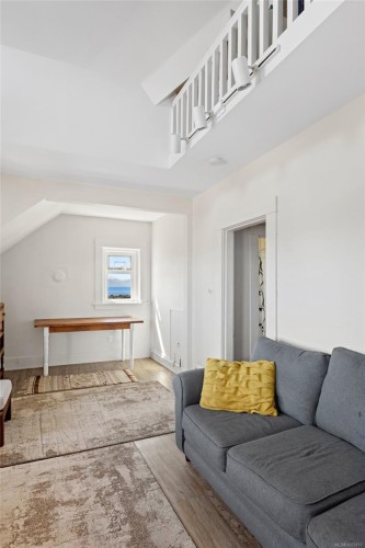 16 Howe St, Victoria, BC - Indoor Photo Showing Living Room