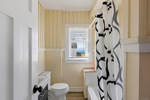 16 Howe St, Victoria, BC - Indoor Photo Showing Bathroom