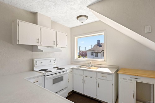 16 Howe St, Victoria, BC - Indoor Photo Showing Kitchen With Double Sink