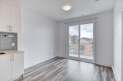 Salon - 410-7105 Rue De Lunan, Brossard, QC - Indoor