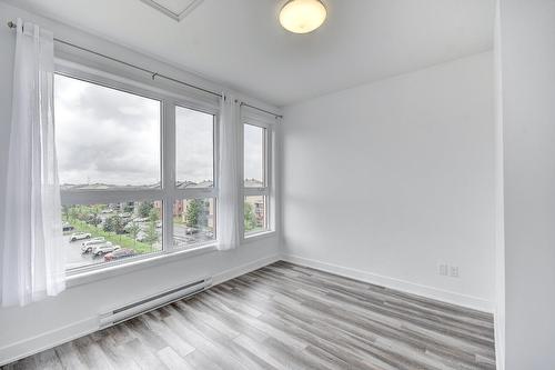 Chambre à coucher principale - 410-7105 Rue De Lunan, Brossard, QC - Indoor Photo Showing Other Room