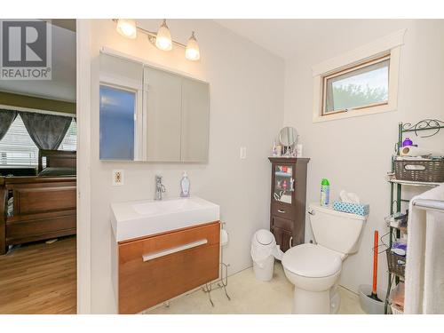 729 Stanley Avenue, Enderby, BC - Indoor Photo Showing Bathroom