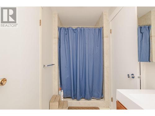 729 Stanley Avenue, Enderby, BC - Indoor Photo Showing Bathroom